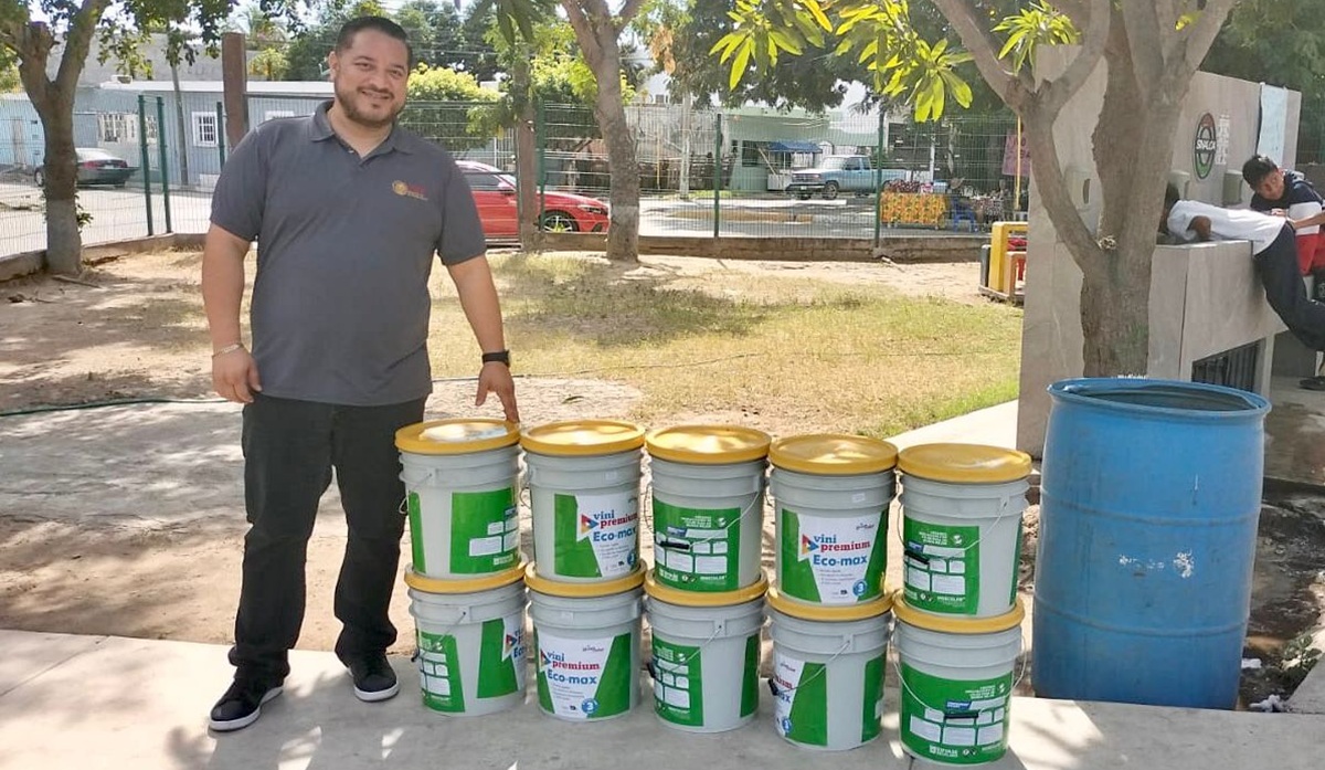 Ayuntamiento de Mazatlán entrega pintura a escuelas