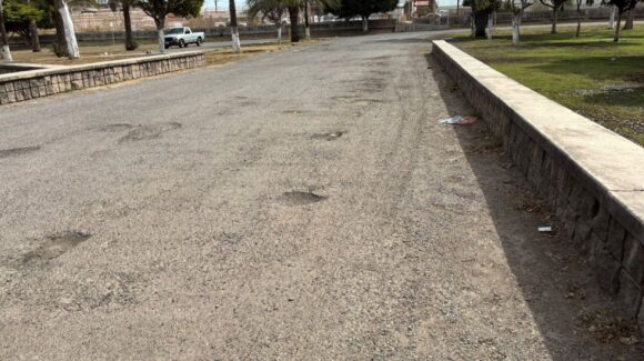 Padres de familia denuncian pésimo estado de los estacionamientos de la UAdeO en Los Mochis; aseguran que múltiples baches dañan sus vehículos