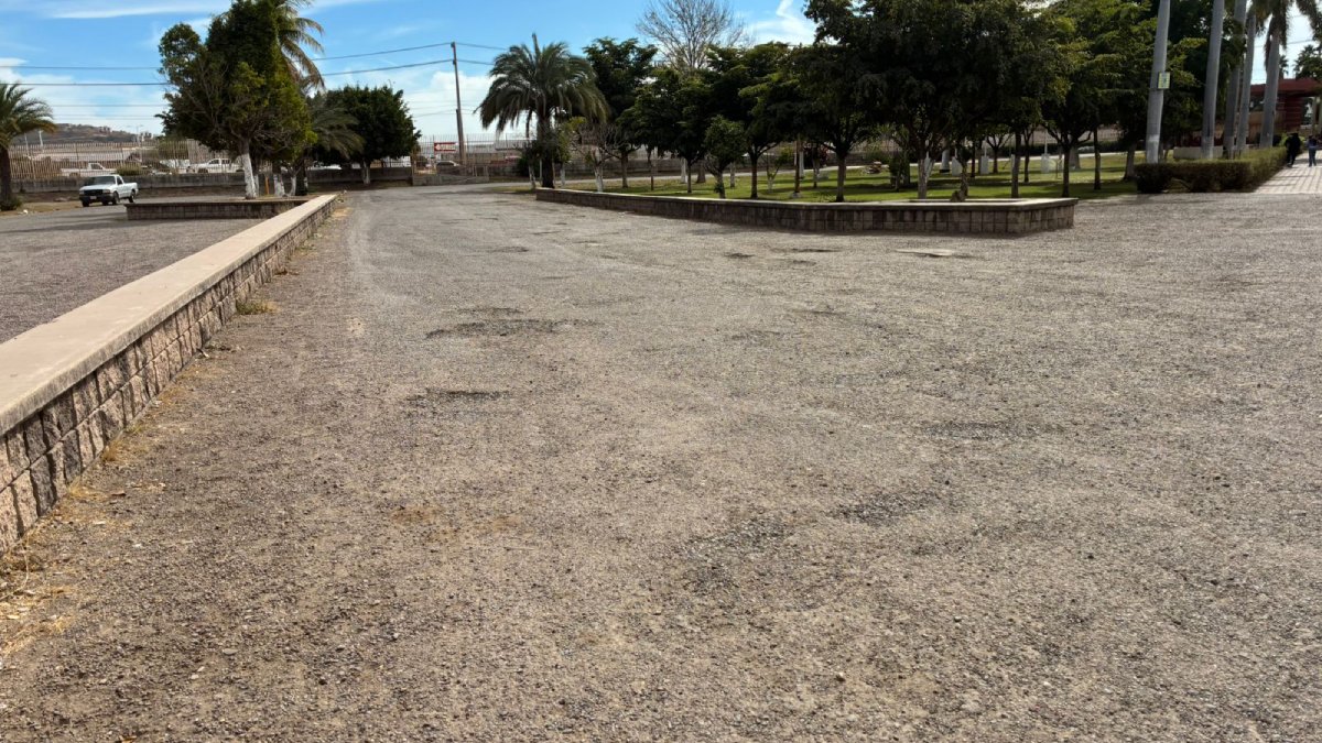 baches en estacionamiento de la uadeo los mochis lugar