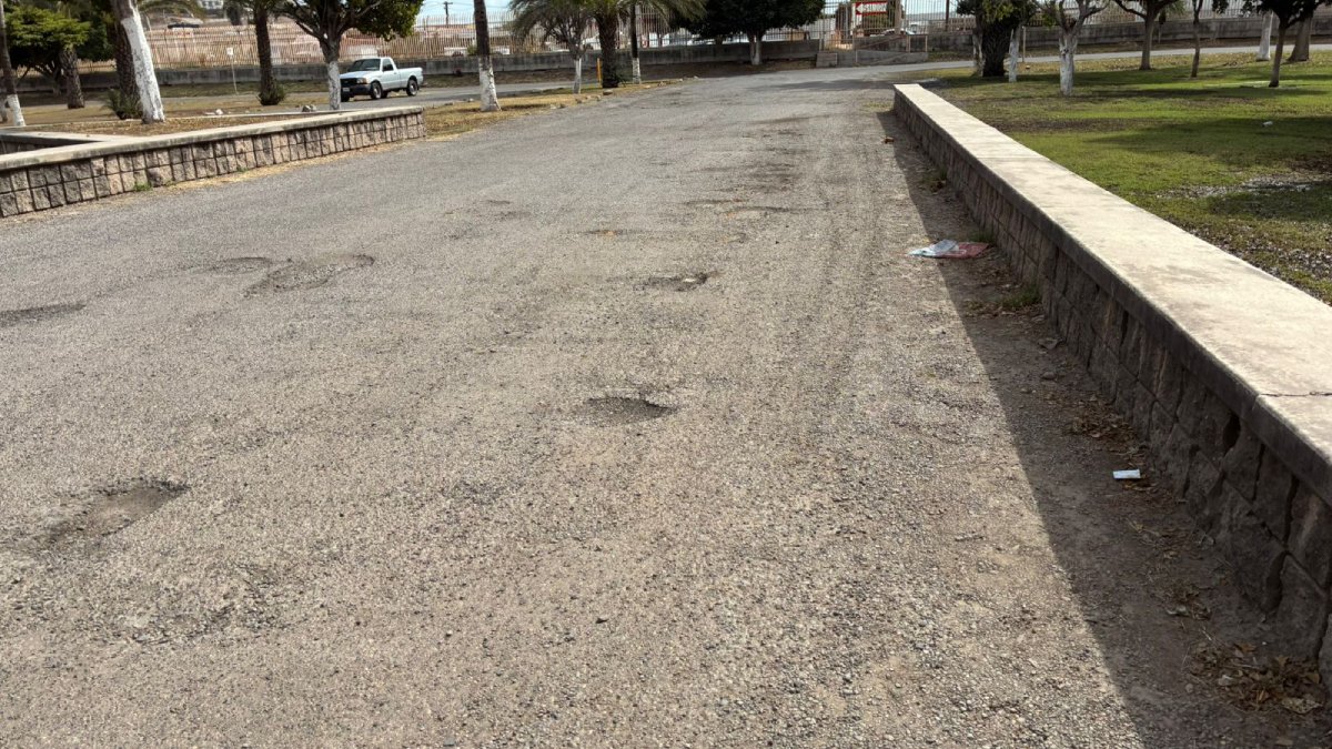 baches en estacionamiento de la uadeo los mochis