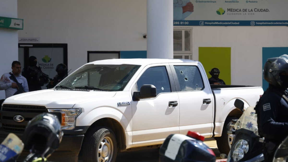 balacera en pleno centro de culiacan sinaloa camioneta de diputados baleada