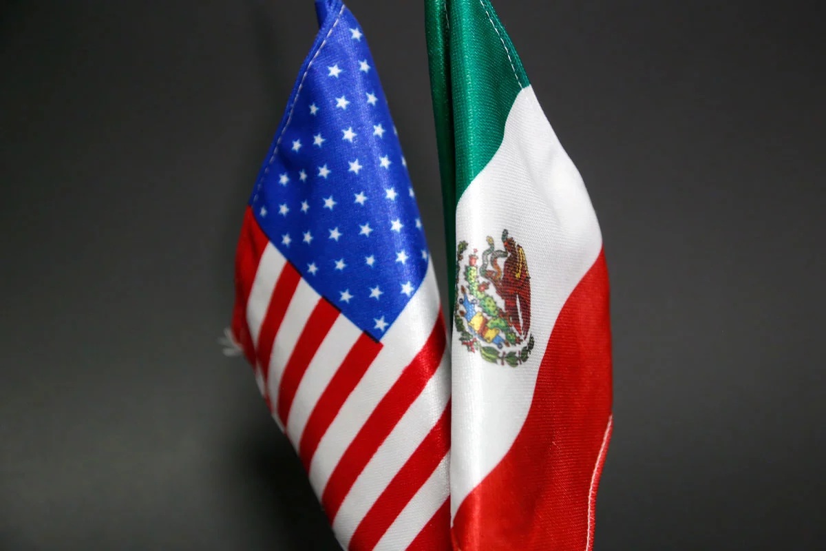 Banderines de Estados Unidos y México