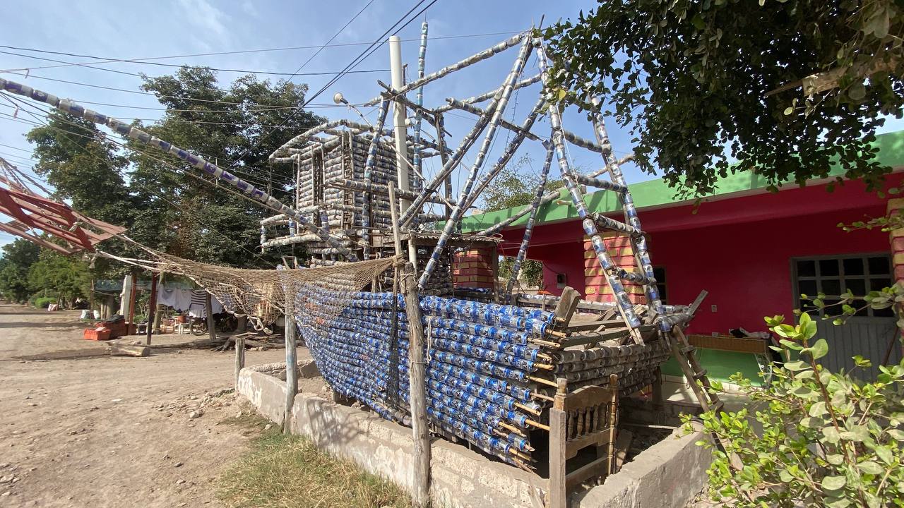 barco hecho de botes reciclados en la recha
