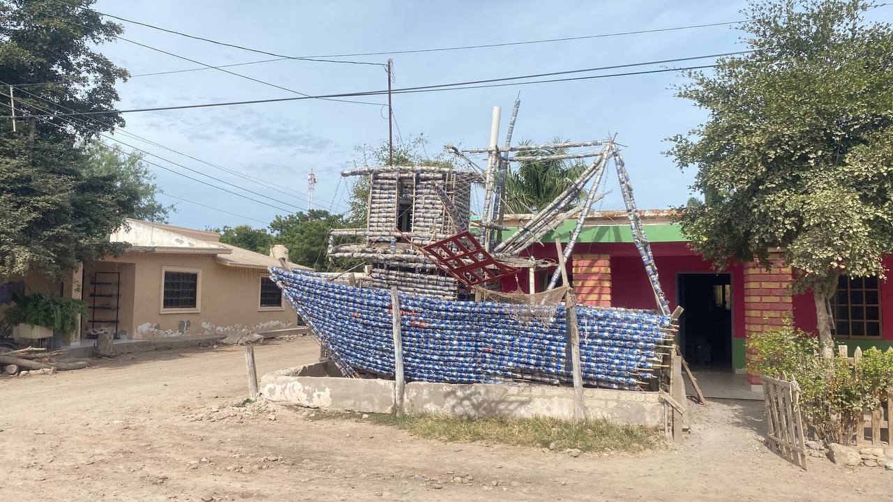 barco hecho de botes reciclados en la recha