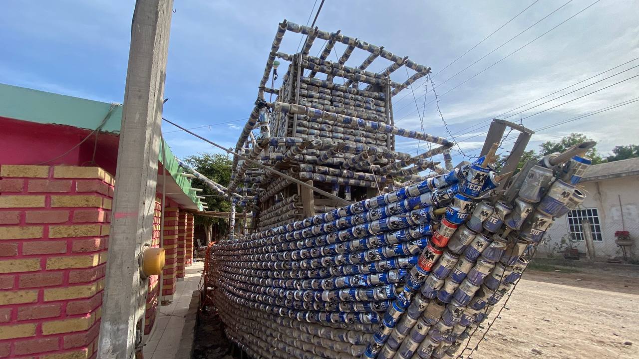 barco hecho de botes reciclados en la recha