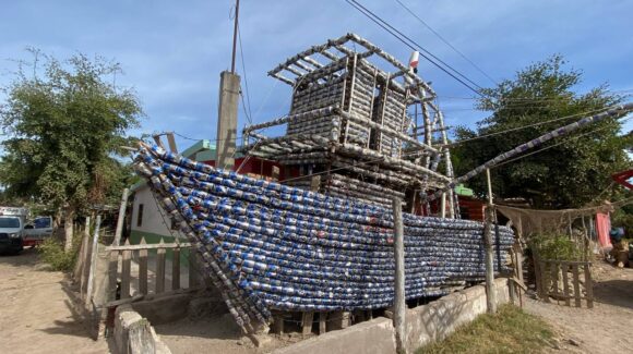 José “El Pollo” Saucedo y su barco de botes reciclados ya son un atractivo turístico en La Brecha, Guasave, Sinaloa