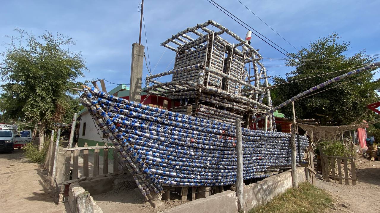 barco hecho de botes reciclados en la brecha