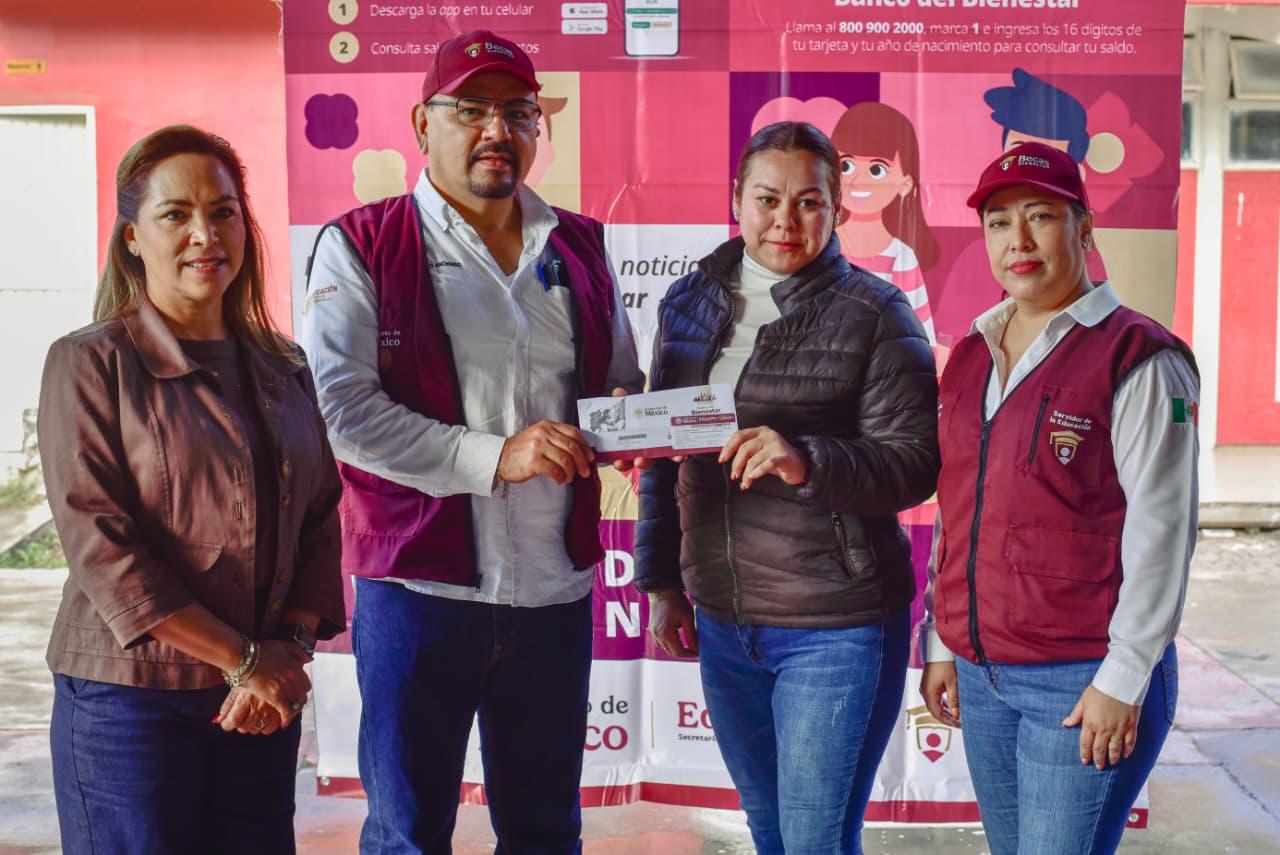 Dispersión de tarjeta de la beca federal Rita Cetina