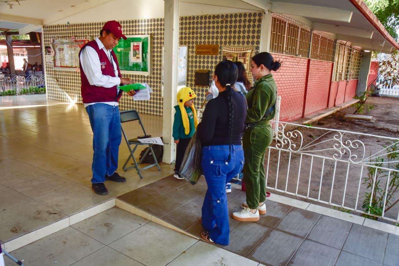 Dispersión de tarjeta de la beca federal Rita Cetina