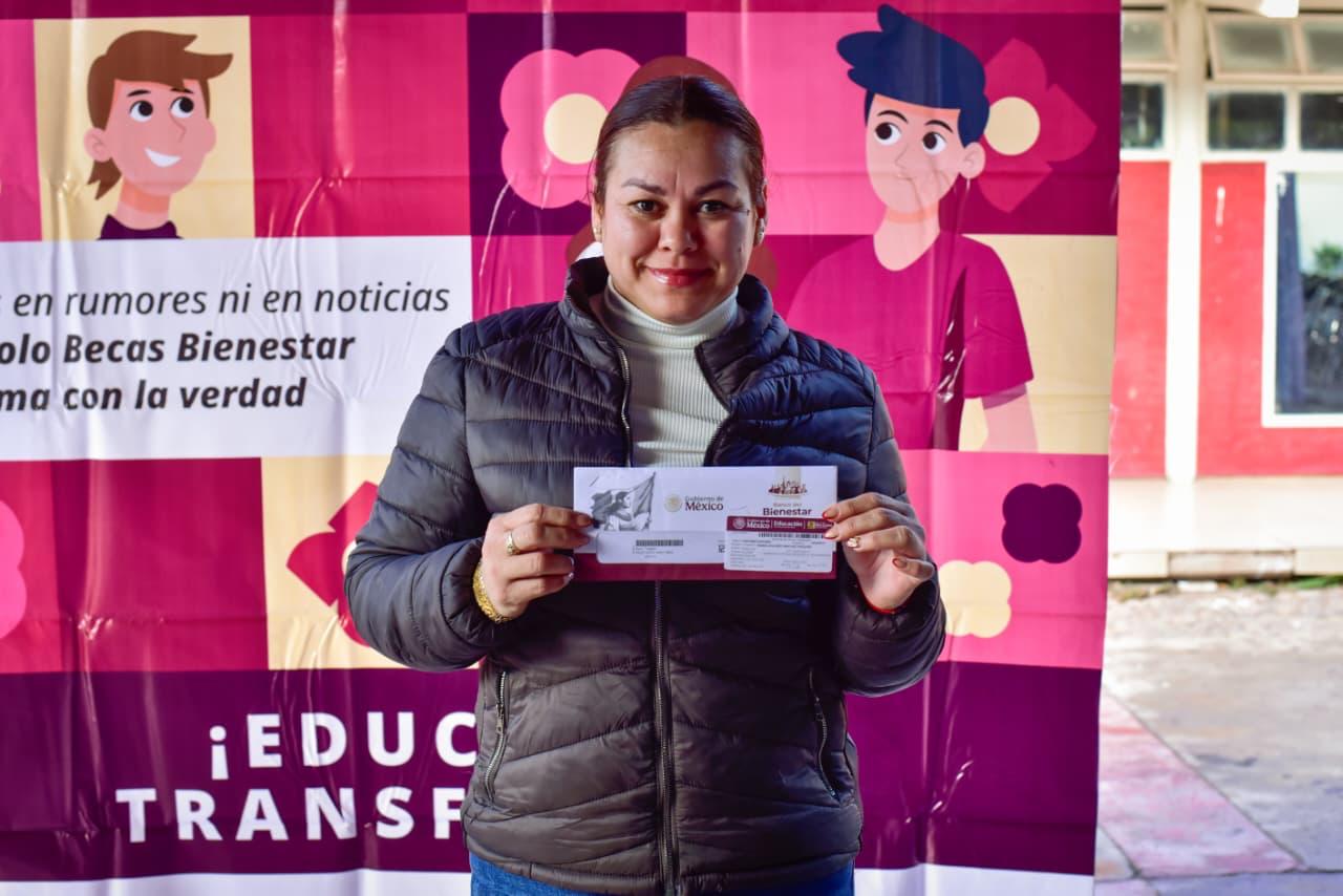 Dispersión de tarjeta de la beca federal Rita Cetina
