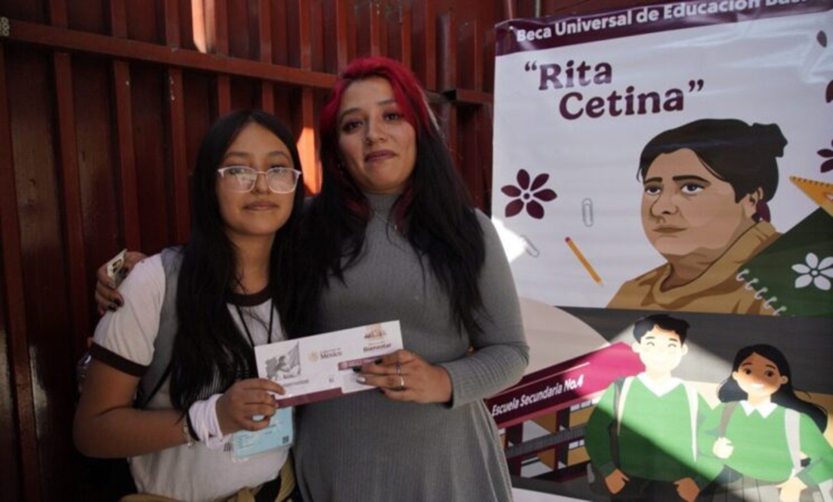 Beneficiarias de la Beca Rita Cetina con su tarjeta del Bienestar