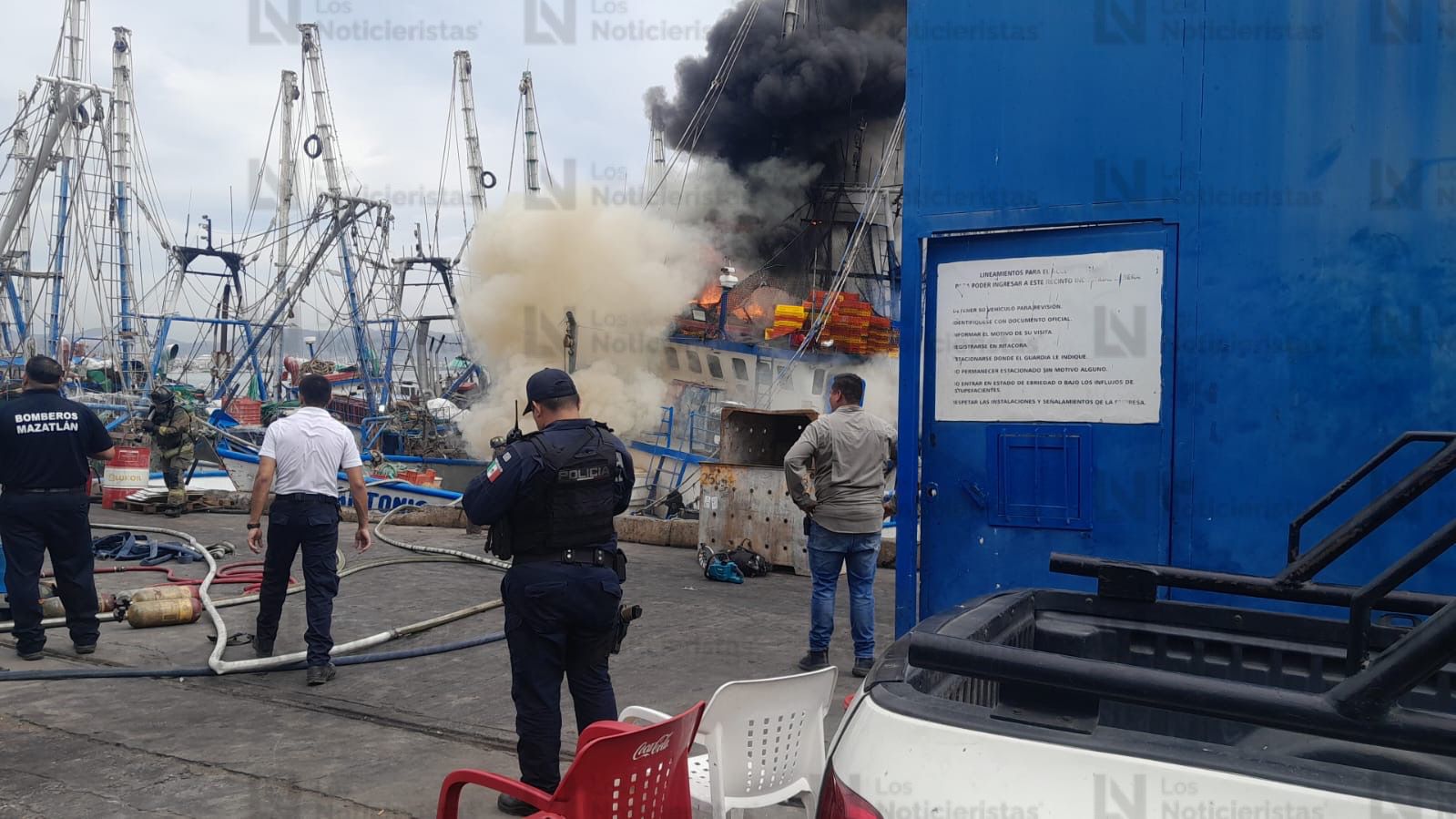 Bomberos Mazatlán apagan incendio en una embarcación atracada en el muelle fiscal