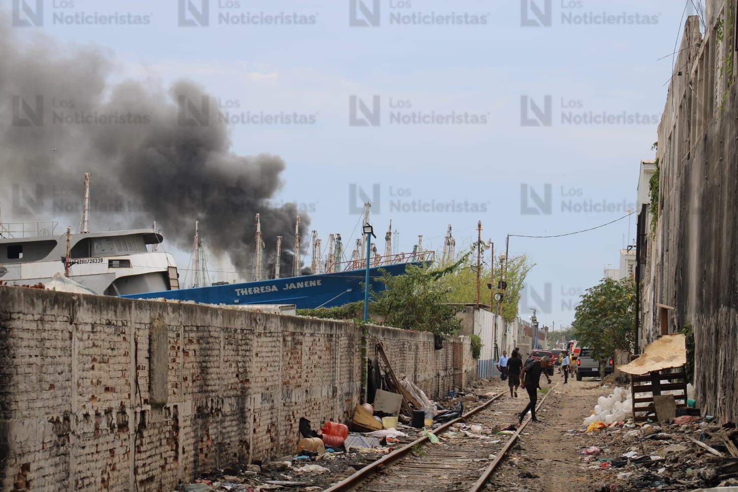 incendio en una embarcación atracada en el muelle fiscal