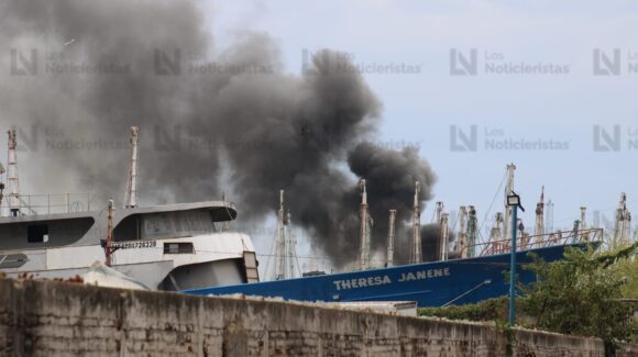 Explosión provoca incendio en embarcación atracada en el muelle fiscal de Mazatlán, Sinaloa