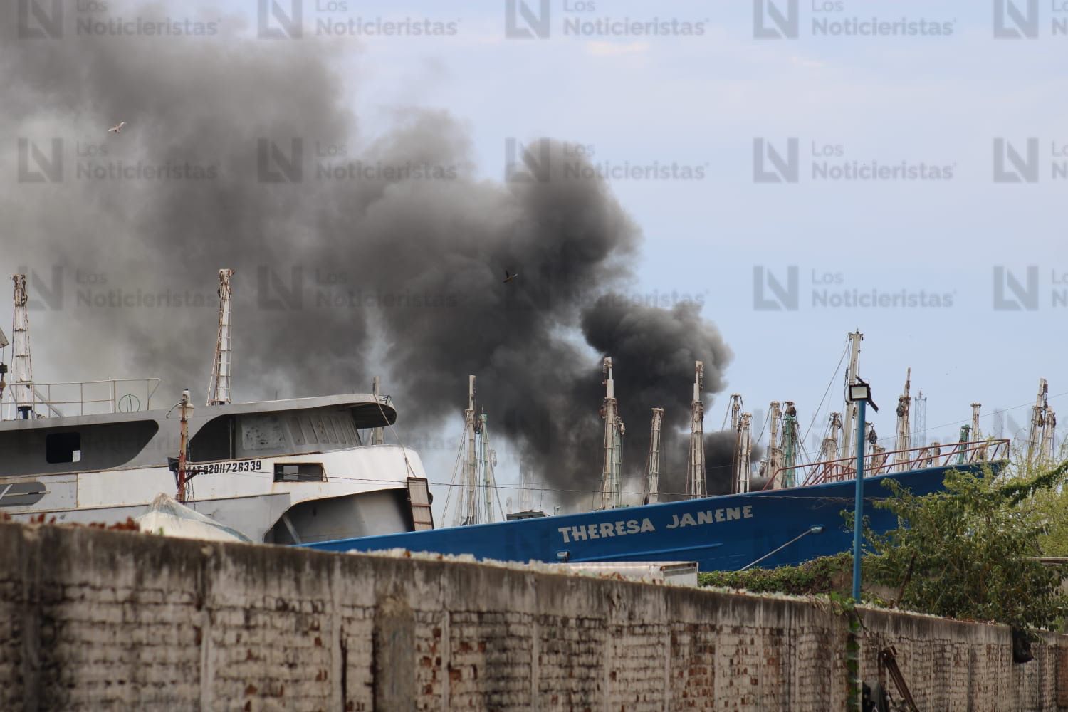 incendio en una embarcación atracada en el muelle fiscal