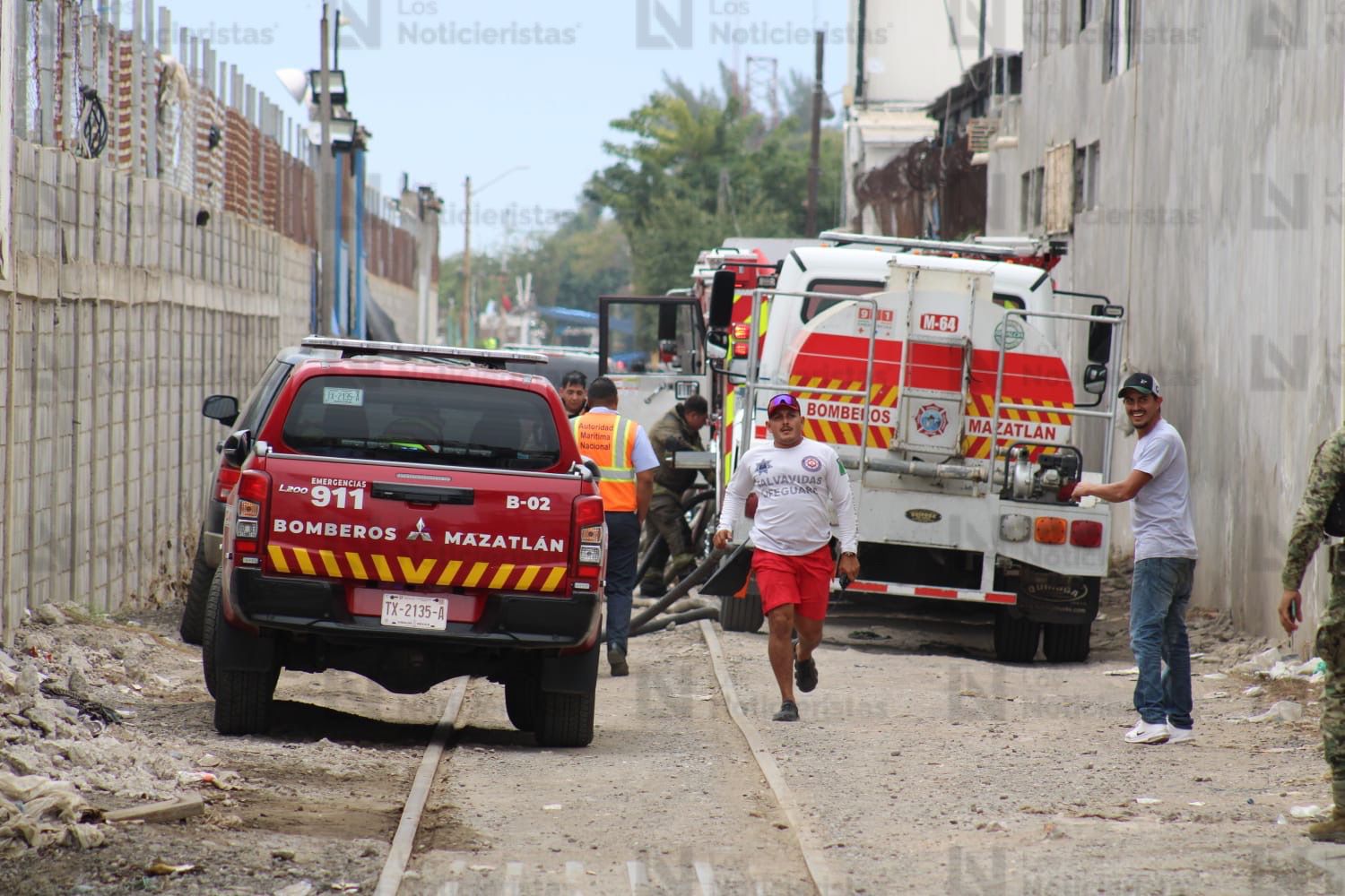 Bomberos Mazatlán apagan incendio en una embarcación atracada en el muelle fiscal