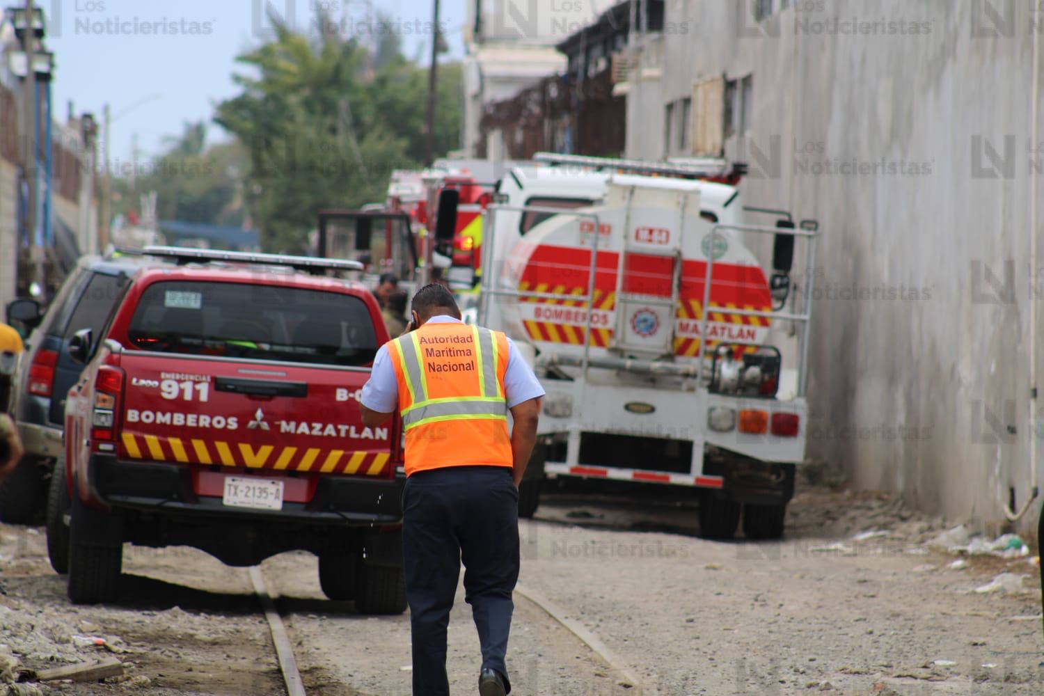 Bomberos Mazatlán apagan incendio en una embarcación atracada en el muelle fiscal