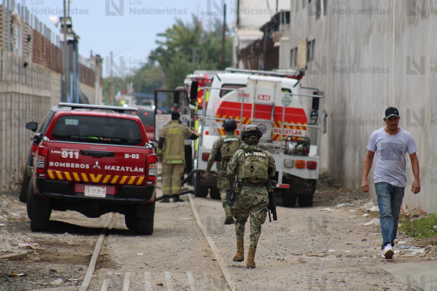 Bomberos Mazatlán apagan incendio en una embarcación atracada en el muelle fiscal