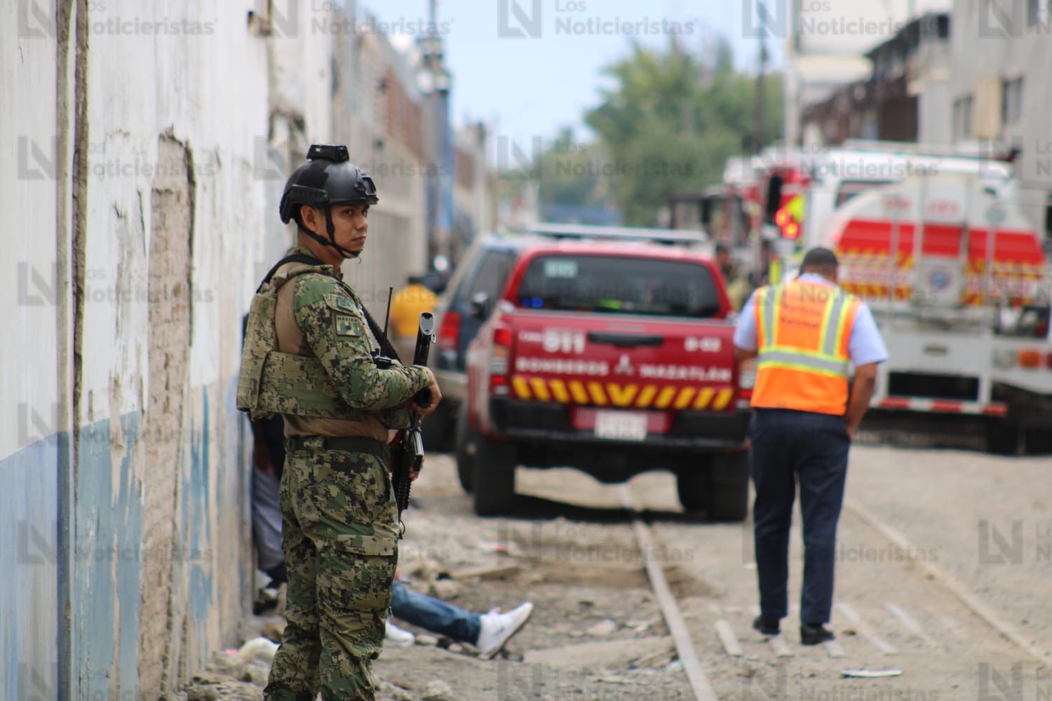 Bomberos Mazatlán apagan incendio en una embarcación atracada en el muelle fiscal