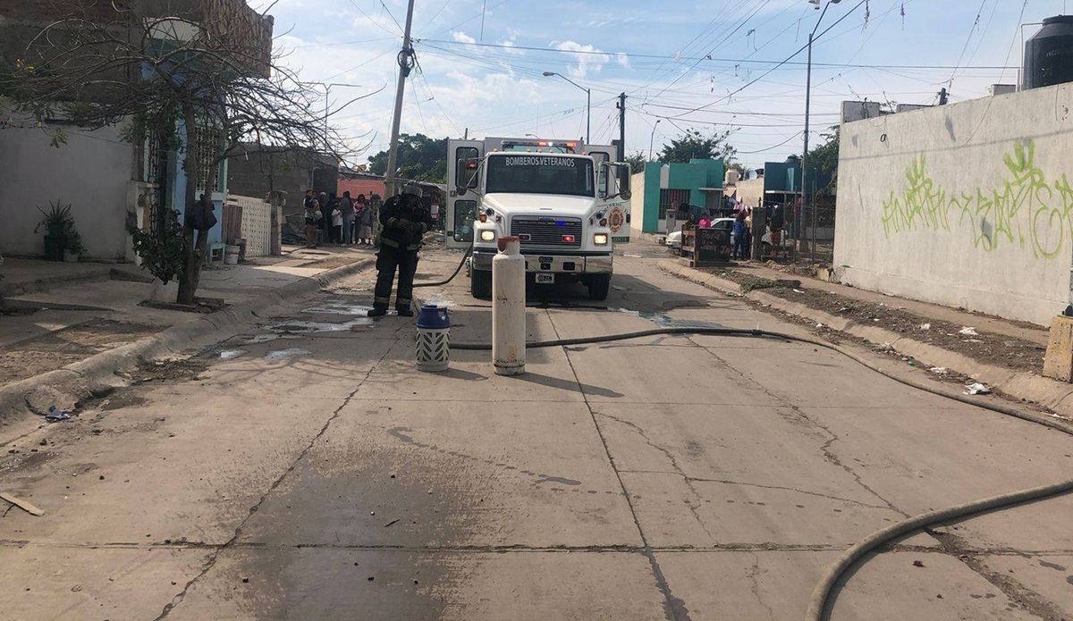 Bomberos Veteranos atienden fuga de gas en Mazatlán