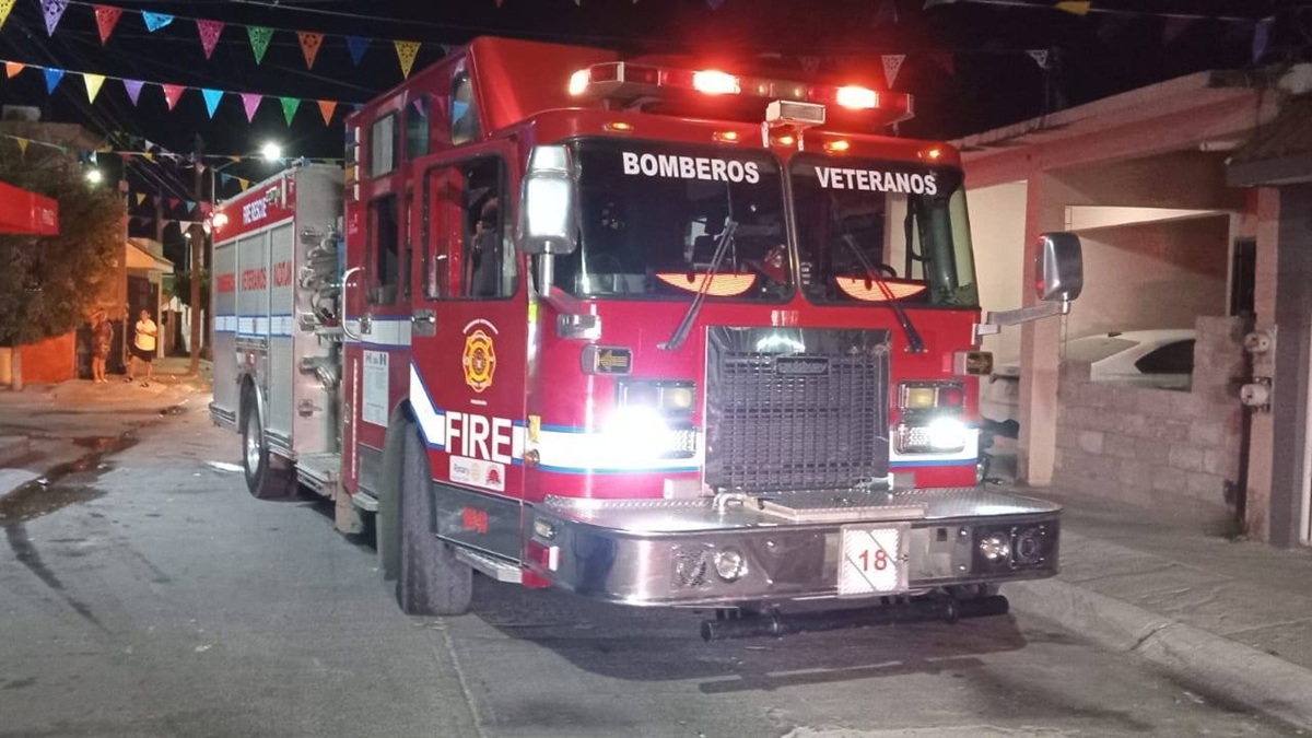 Bomberos Veteranos de Mazatlán atendieron un incendio por veladora en una vivienda