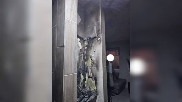 Veladora provoca incendio en vivienda del fraccionamiento Los Sauces en Mazatlán, Sinaloa; propietarios evitan daños mayores