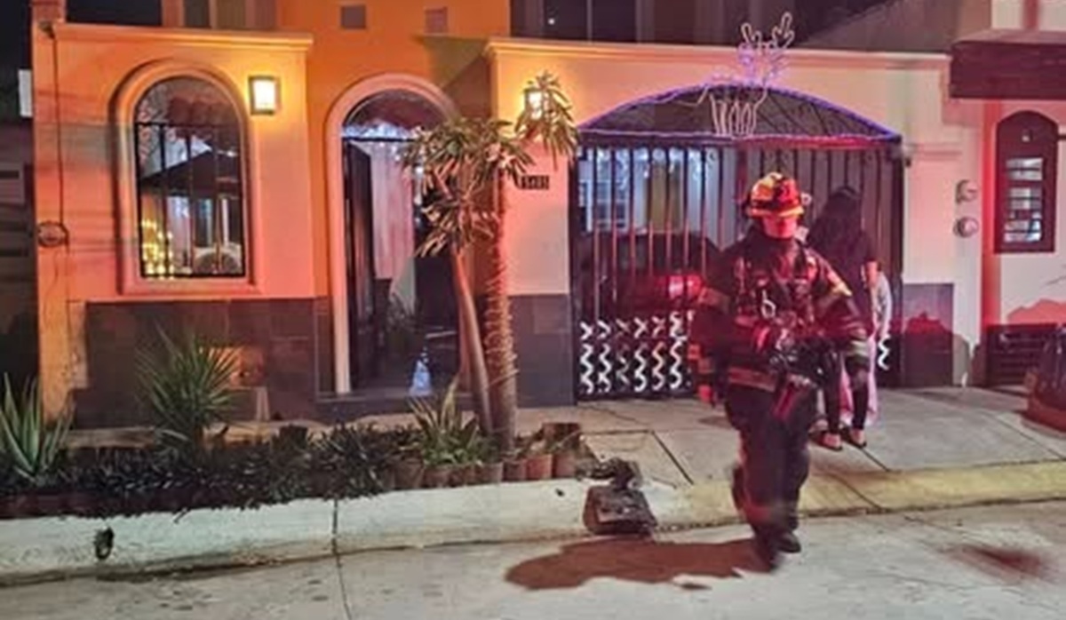 Bomberos Veteranos de Mazatlán atendieron un incendio por veladora en una vivienda