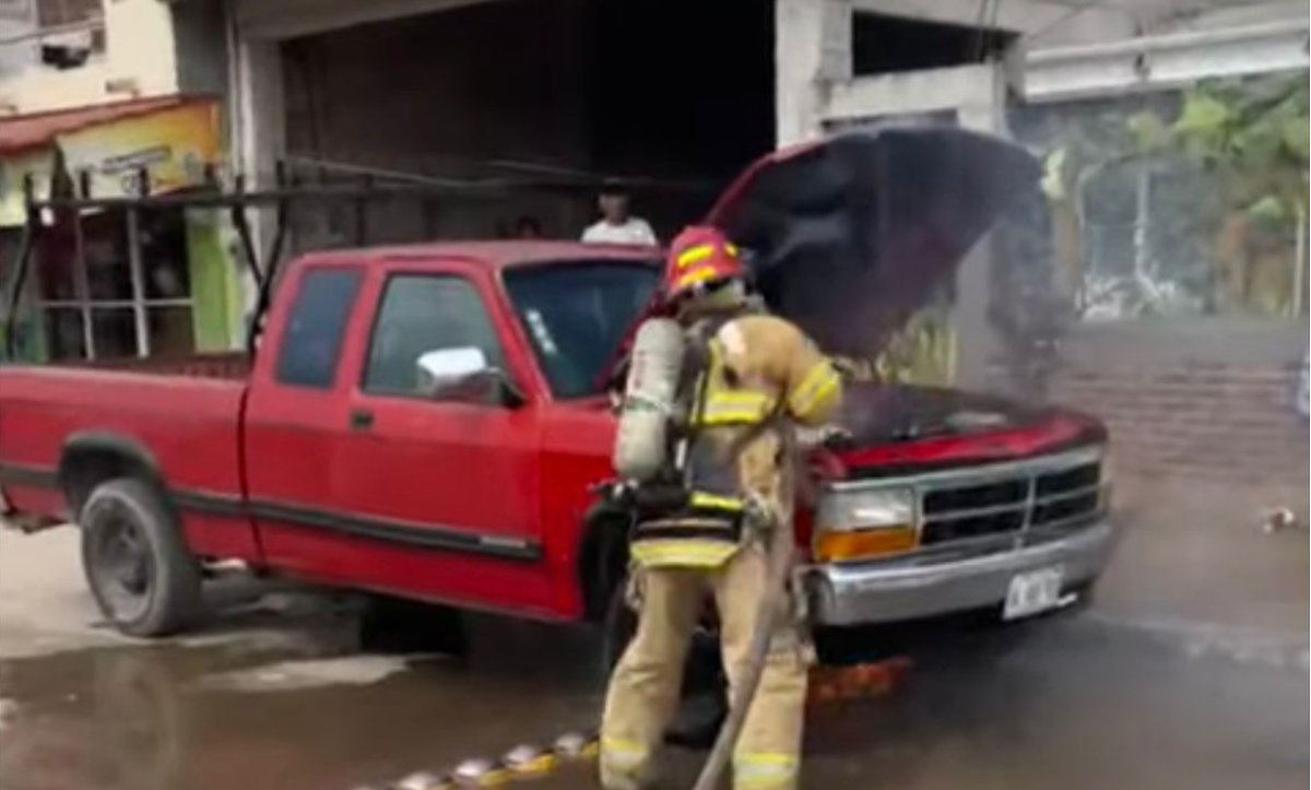 Bomberos Veteranos de Villa Unión, controlaron el incendio de una camioneta