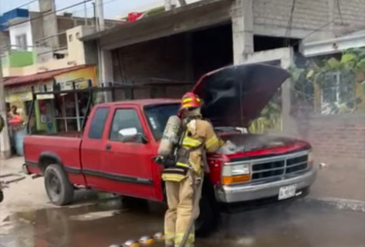 Bomberos Veteranos de Villa Unión, controlaron el incendio de una camioneta