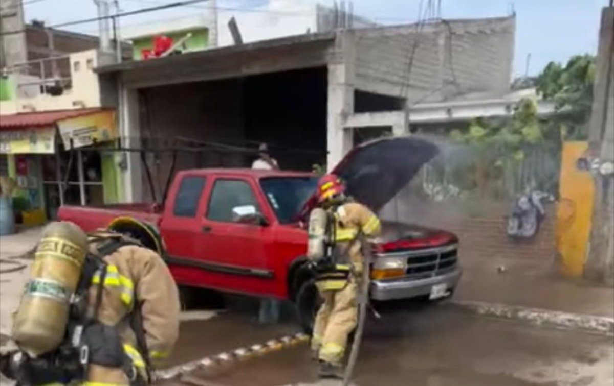 Bomberos Veteranos de Villa Unión, controlaron el incendio de una camioneta