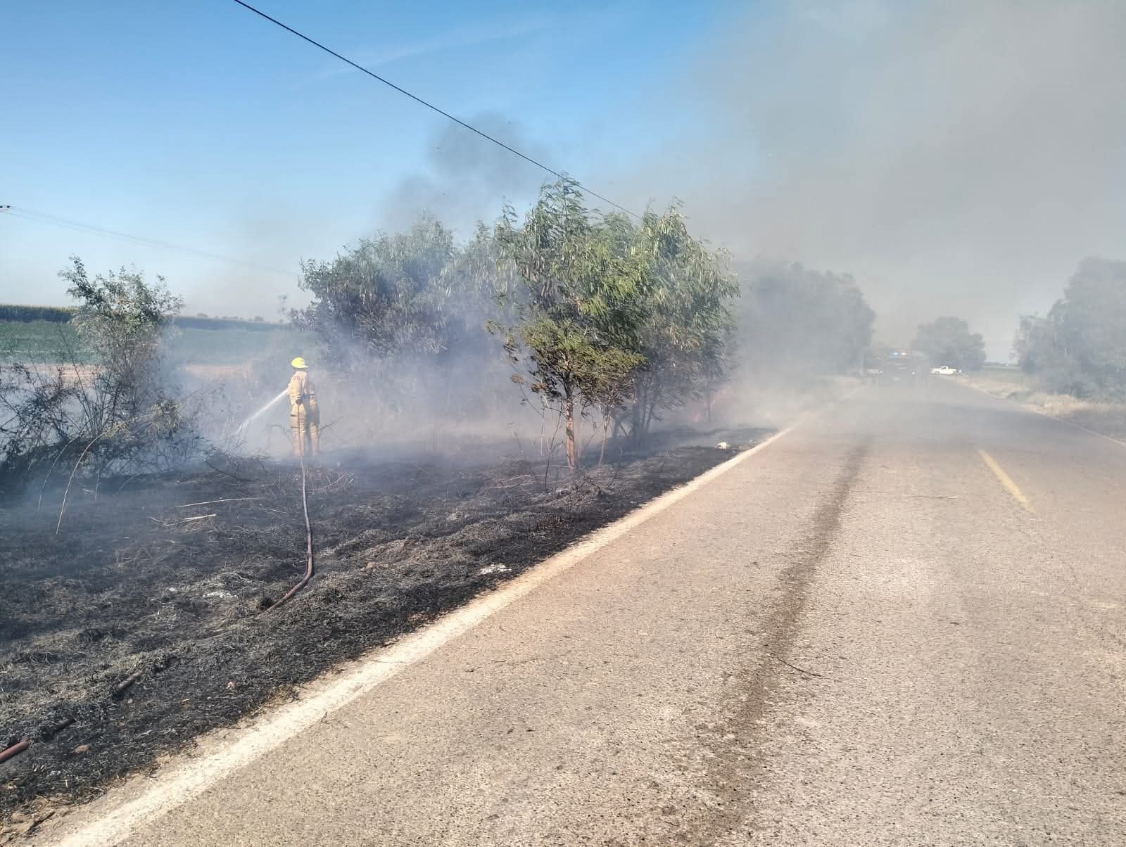 Cuerpo de Bomberos de Guasave apagando incendio