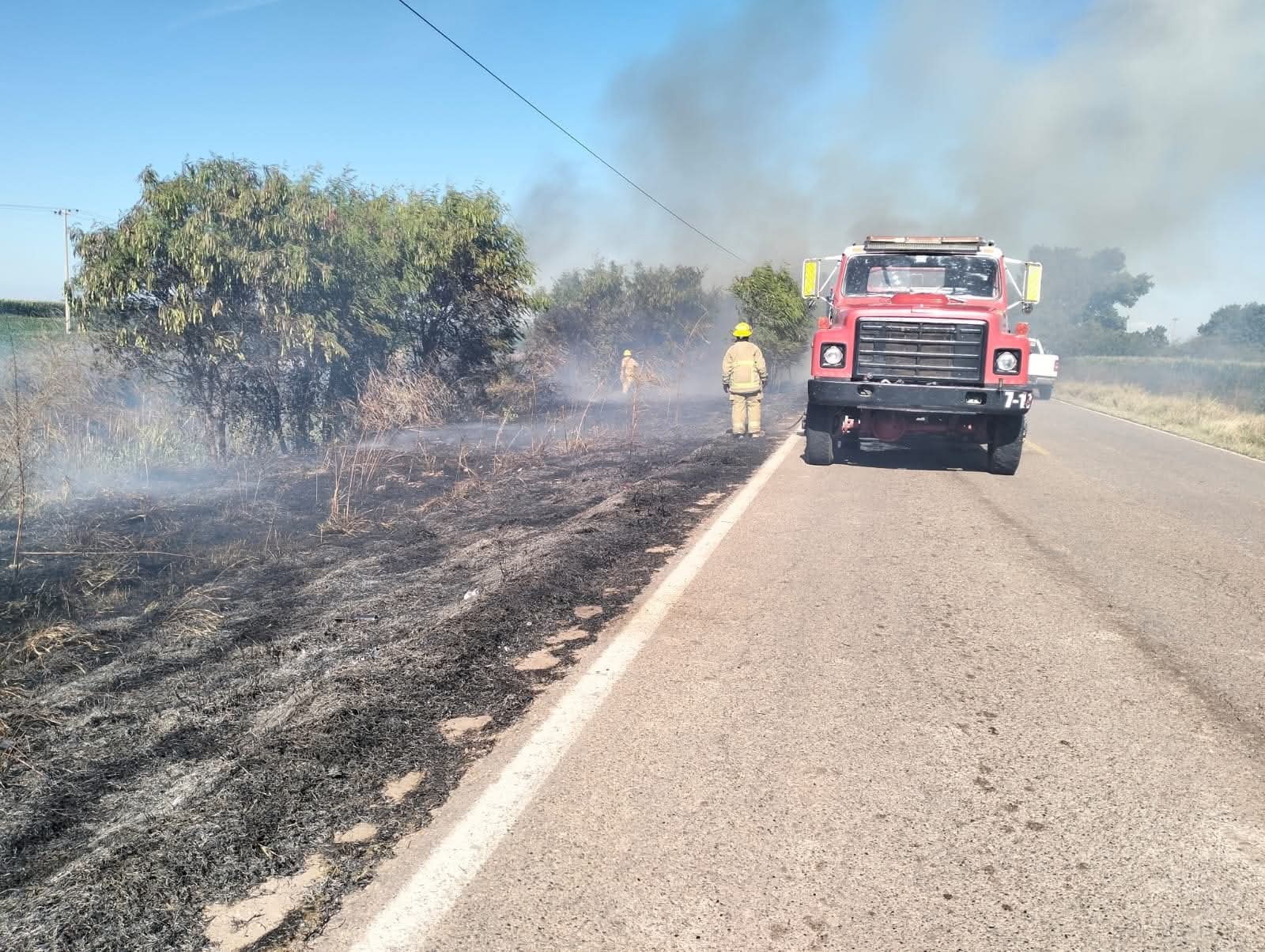 Cuerpo de Bomberos de Guasave apagando incendio