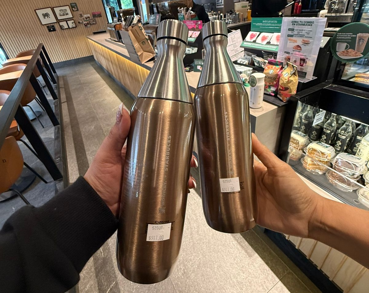 Botellas de la colección dorada de Starbucks