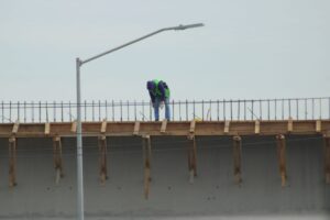 Cae obrero de un puente en Mazatlán