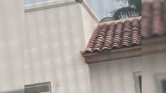¡Vaya susto! En medio de las lluvias de este lunes, cae rayo en techo de una vivienda al norte de Culiacán, Sinaloa (VIDEO)