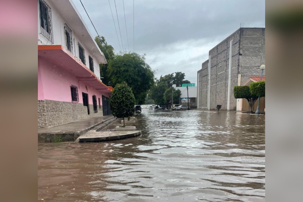 calle inundada por lluvia