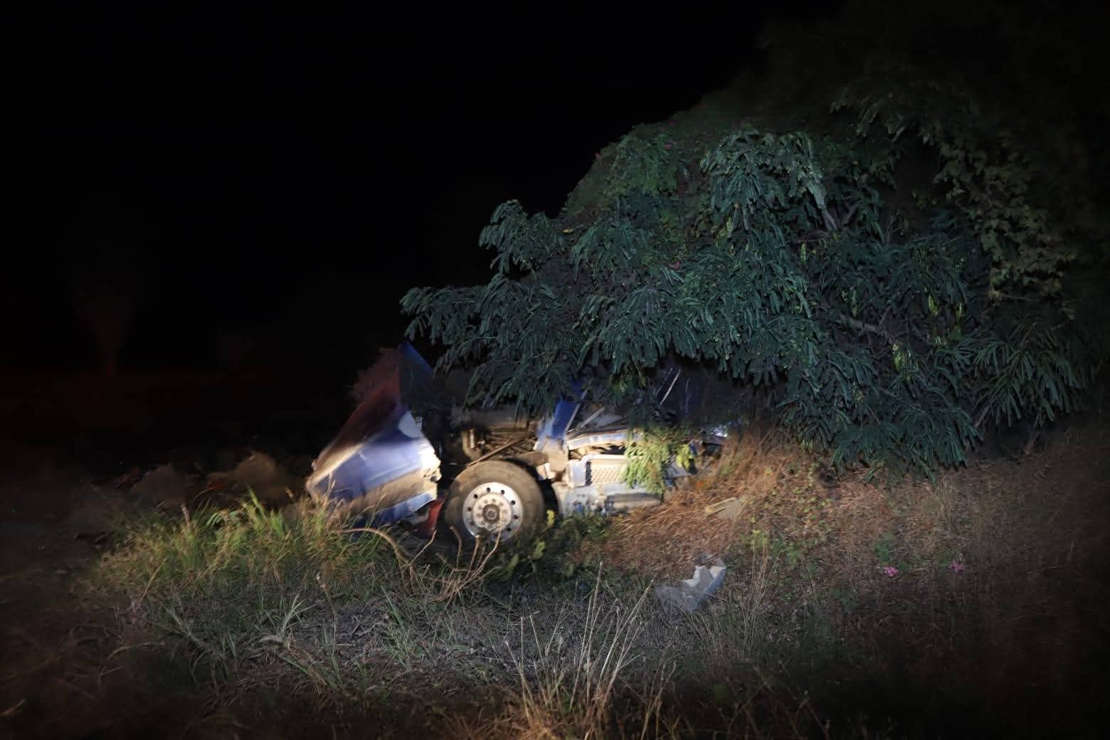 Camión cargado de tomate vuelca en la maxispita en Mazatlán