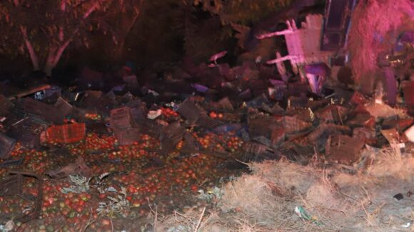 Se vuelca camión cargado de tomate a la altura de El Venadillo en Mazatlán, Sinaloa