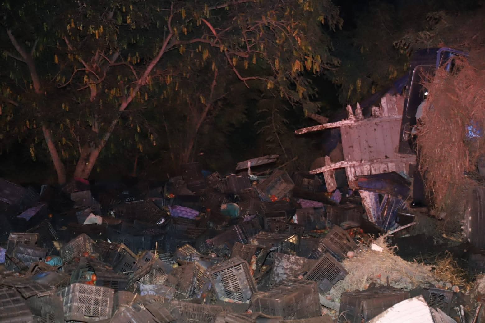 Camión cargado de tomate vuelca en la maxispita en Mazatlán