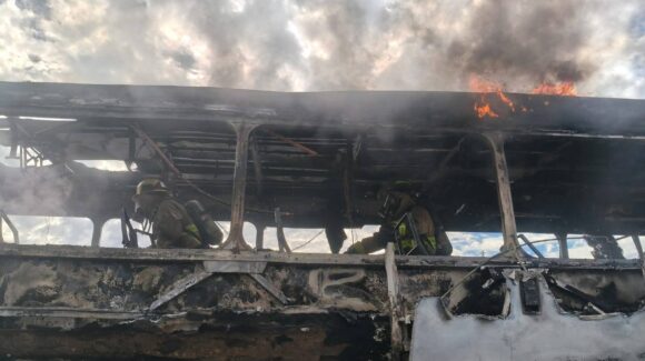 Se incendia camión de pasajeros sobre la carretera México 15, a la altura de Caitime, en Salvador Alvarado