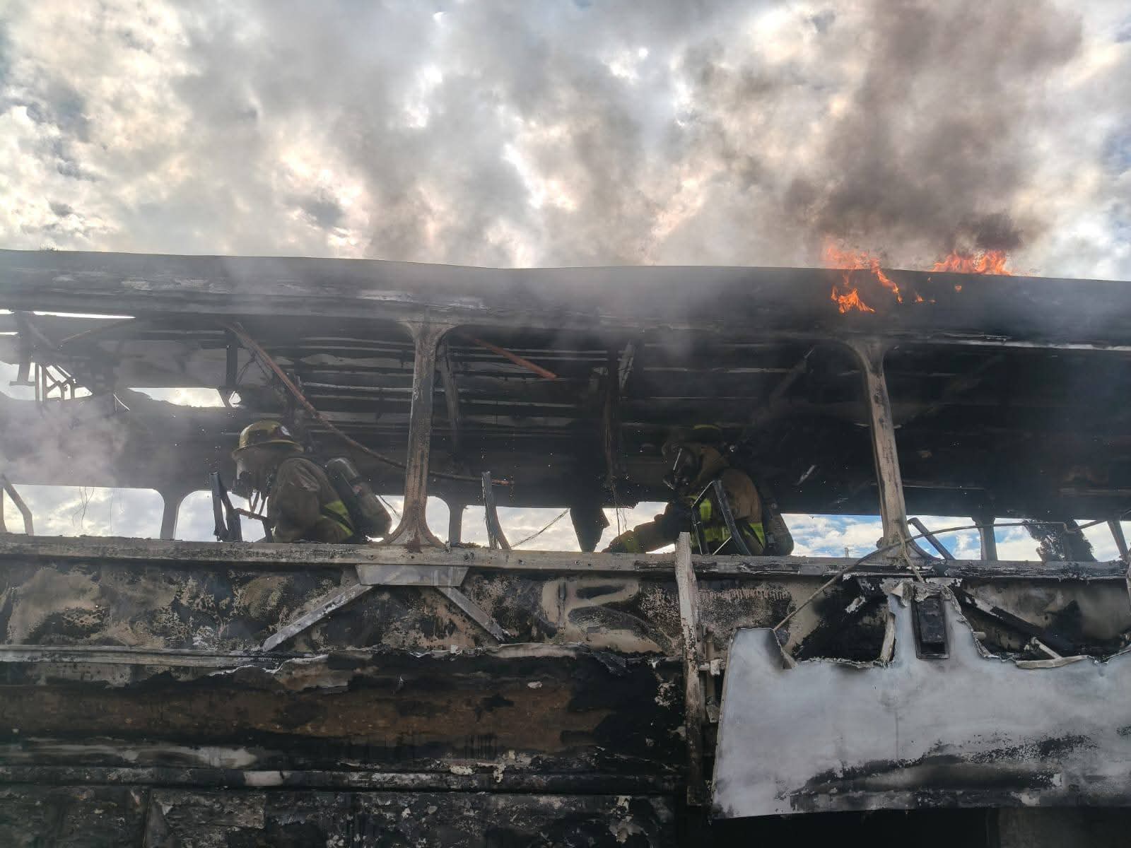 Camión de pasajeros incendiado en Caitime