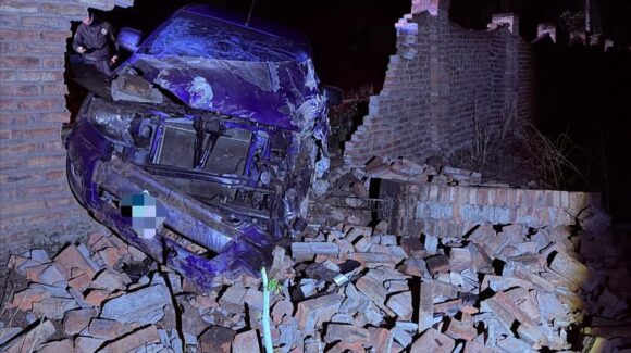 Camioneta se estrella contra barda perimetral sobre la carretera León Fonseca–Bamoa Pueblo, en Guasave