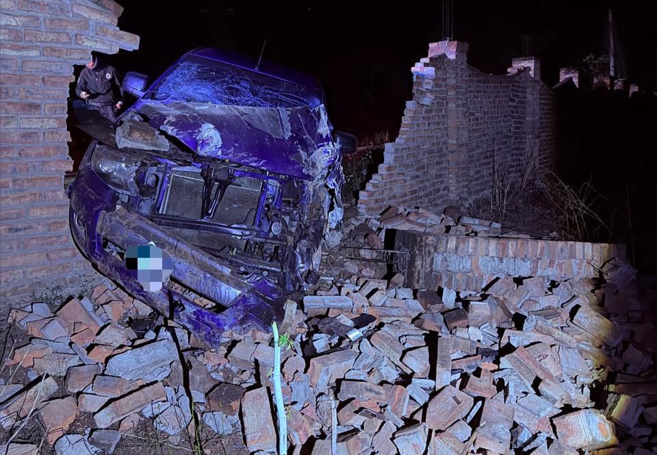 Camioneta se estrella contra barda en Guasave