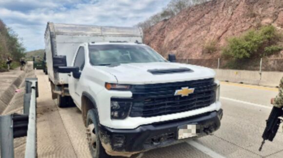 ¡Estaba cargada con hidrocarburos! En Mazatlán, Sinaloa, aseguran camioneta abandonada en el libramiento
