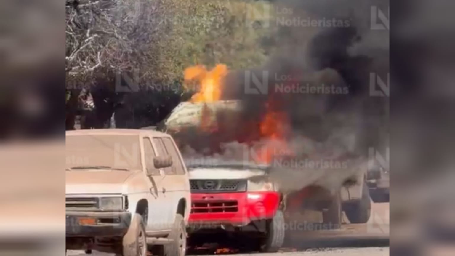 Incendio de una camioneta gasera en el ejido Mochis, en Ahome