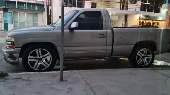 Se roban camioneta en pleno centro de Guasave, Sinaloa