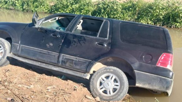Conductor pierde el control de su unidad y termina en un canal de riego en Tamazula, Guasave, Sinaloa