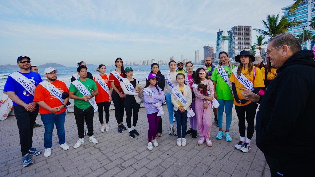 candidatas y candidatos del carnaval limpian la playa de mazatlan sinaloa