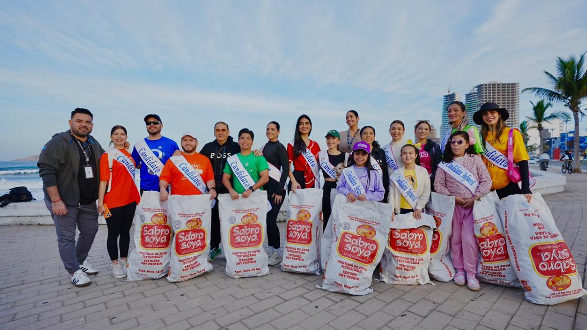 candidatas y candidatos del carnaval limpian la playa de mazatlan