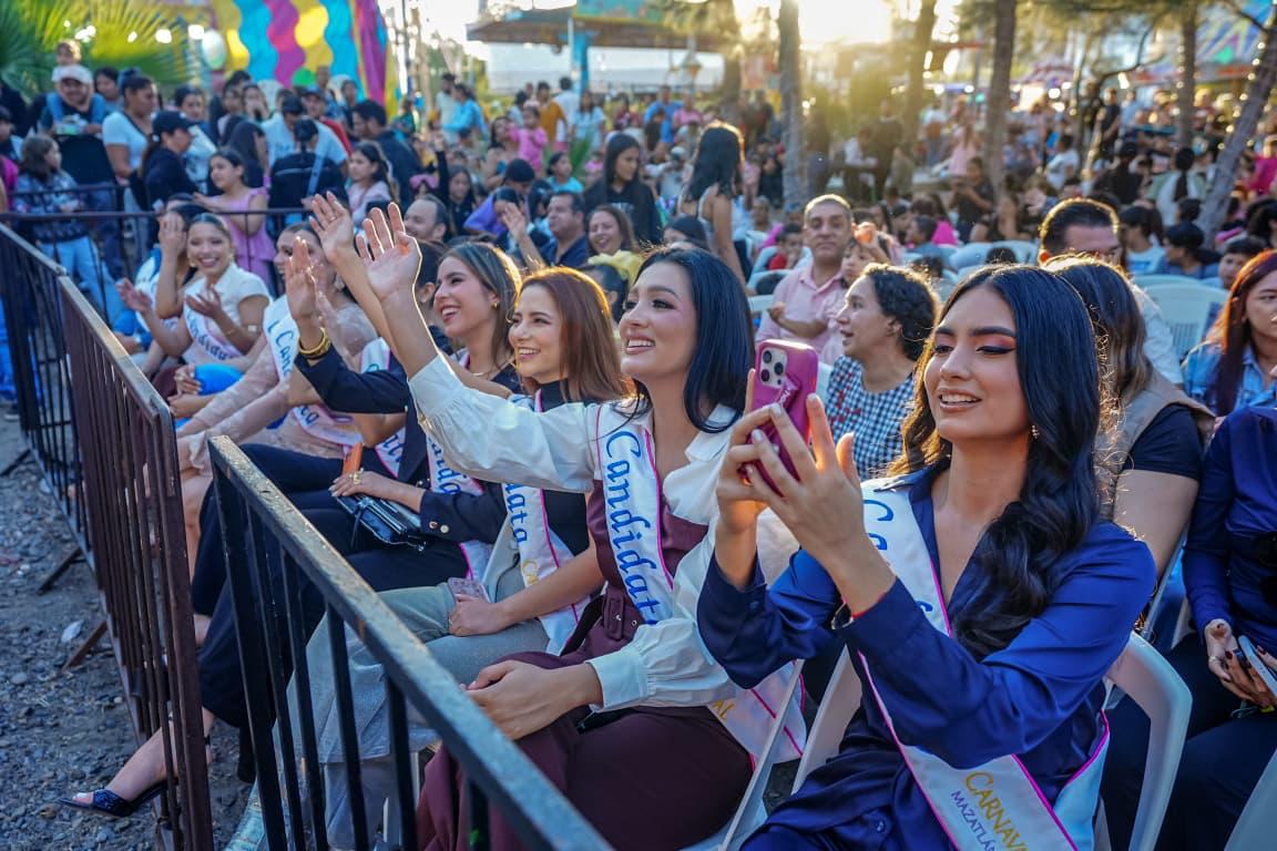Candidatos a reyes y reinas del Carnaval de Mazatlán asisten a clausura de la Villa Navideña
